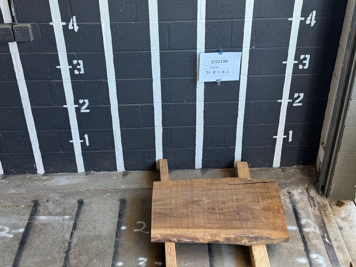 8/4 Laurel <br> 34" x 21" x 2" <br> D10198