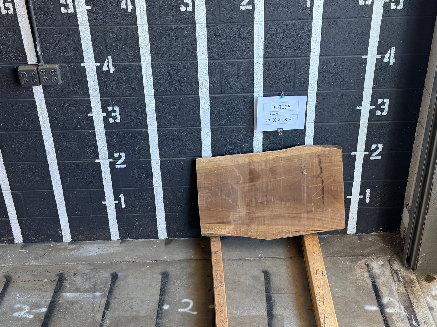 8/4 Laurel <br> 34" x 21" x 2" <br> D10198